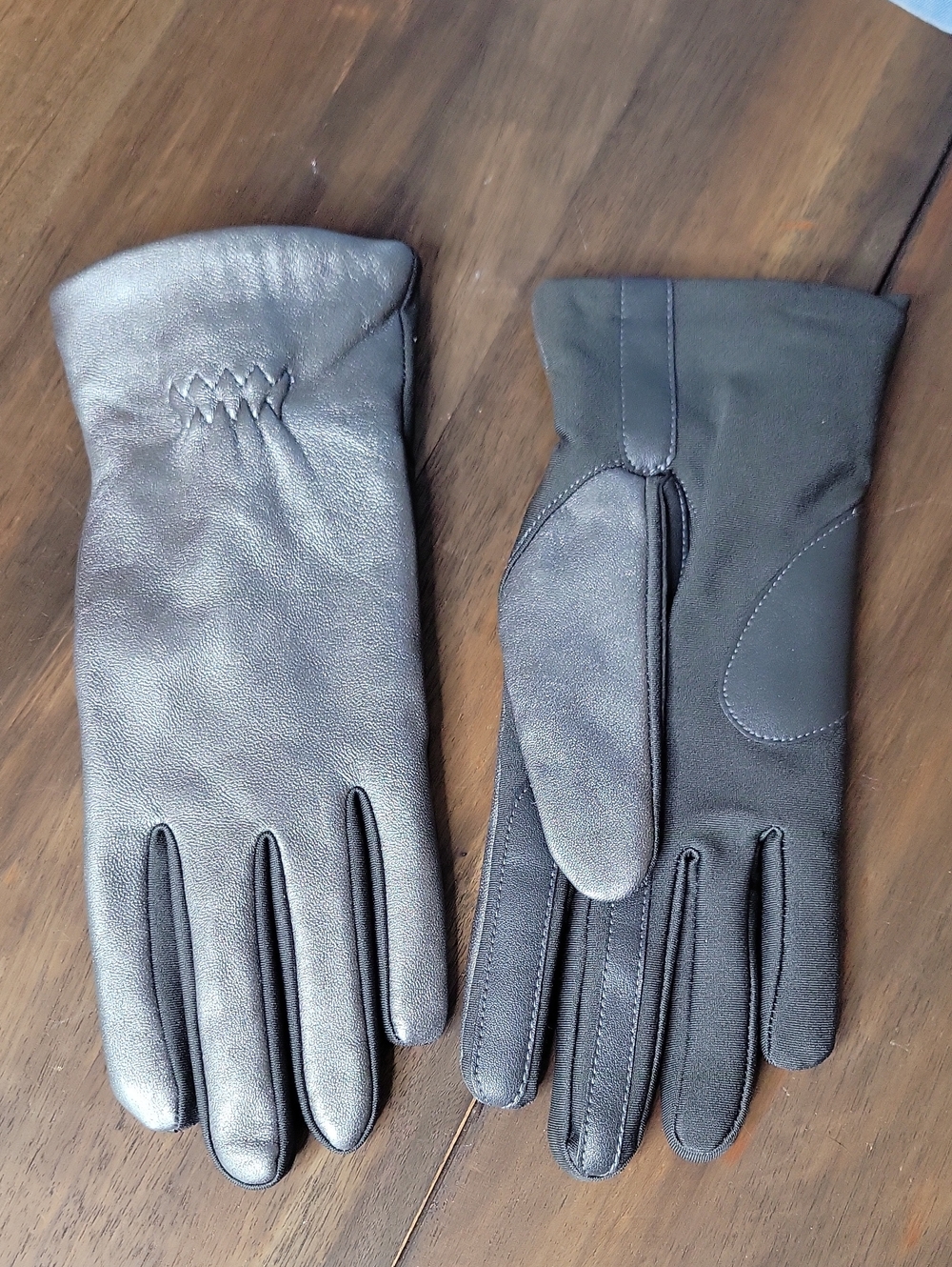 Isotoner NWOT Women's Leather SmarTouch Touchscreen Lined Water Repellent Gloves